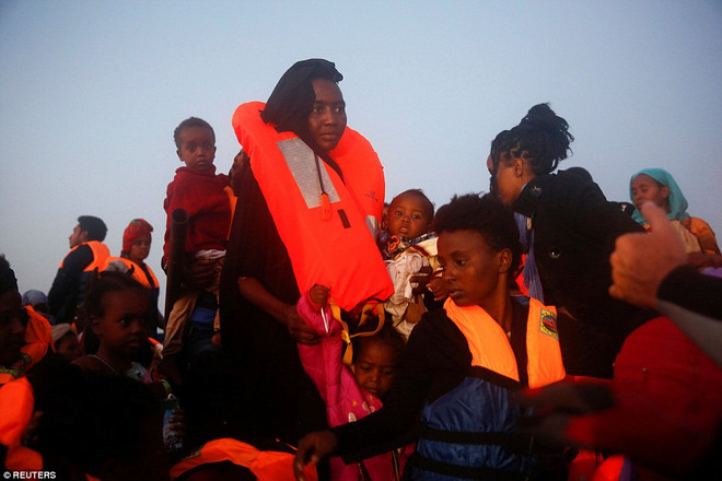 [Photo] Giải cứu trẻ sơ sinh 5 ngày tuổi di cư vượt Địa Trung hải ảnh 17