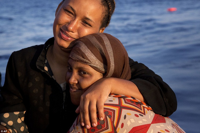 [Photo] Giải cứu trẻ sơ sinh 5 ngày tuổi di cư vượt Địa Trung hải ảnh 18