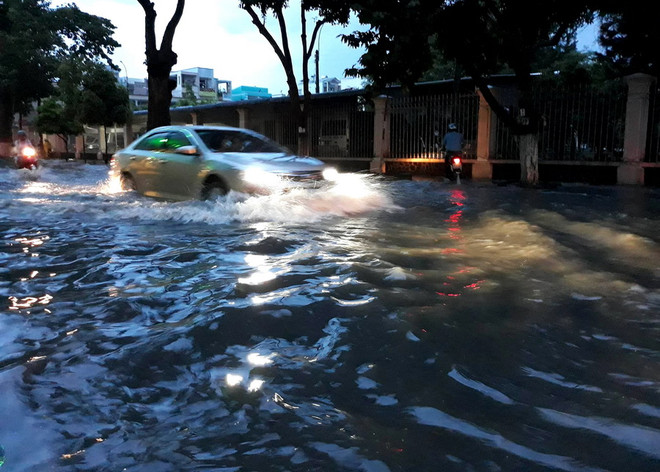 Mưa dông diện rộng ở Trung Bộ và Nam Bộ còn kéo dài 2-3 ngày tới ảnh 1