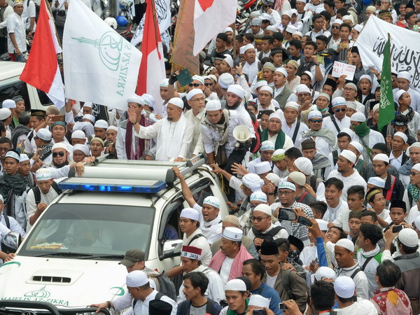 Người Hồi giáo biểu tình phản đối thị trưởng Jakarta Basuki Tjahaja Purnama tại Jakarta ngày 4/11. (Nguồn: AFP/TTXVN) Indonesia tăng cường an ninh tại Jakarta trước các cuộc biểu tình ảnh 1