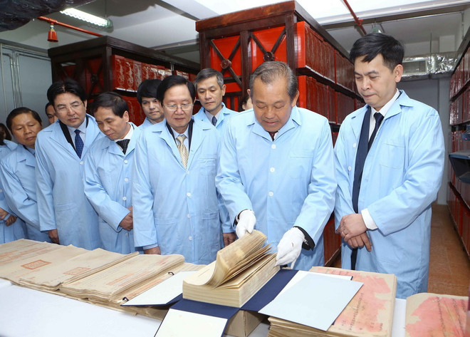 Phó Thủ tướng thăm cơ quan lưu trữ 30km tài liệu báu vật quốc gia ảnh 1