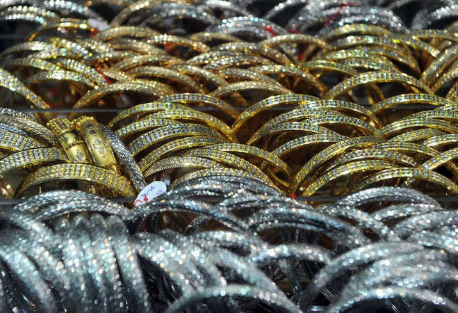 Giá vàng thế giới gần chạm mốc thấp nhất bốn năm rưỡi ảnh 1