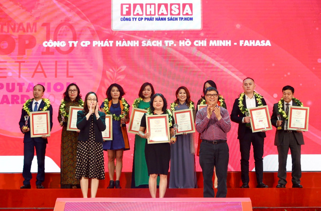 Ban tổ chức trao chứng nhận Top 10 Công ty uy tín ngành bán lẻ năm 2018. (Ảnh: Minh Quyết/TTXVN) Công bố 500 doanh nghiệp lợi nhuận tốt nhất Việt Nam 2018 ảnh 1