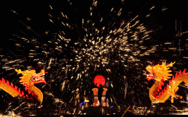 [Photo] Rực rỡ lễ hội đèn lồng chào đón năm mới ở Trung Quốc ảnh 2
