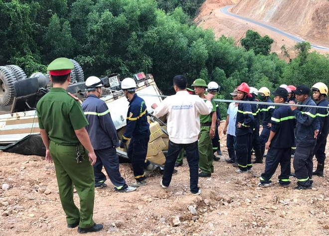 Cứu hộ kịp thời xe tải chở trên 200 hộp thuốc nổ bị tuột dốc, lật ngửa ảnh 1