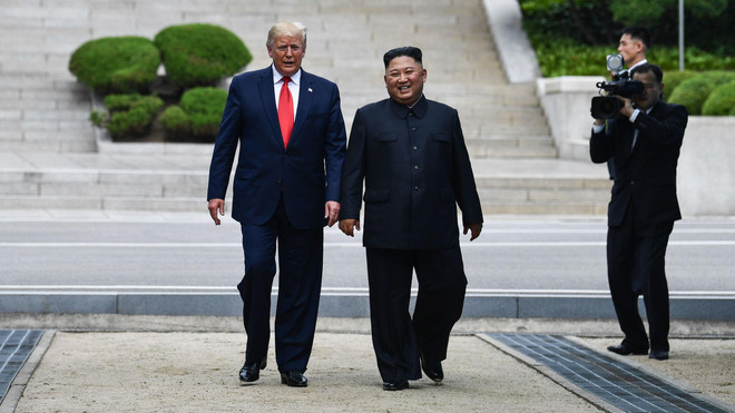 Tổng thống Mỹ Donald Trump và nhà lãnh đạo Triều Tiên Kim Jong-un. (Nguồn: AFP) Tổng thống Trump lại ca ngợi tiềm năng kinh tế của Triều Tiên ảnh 1