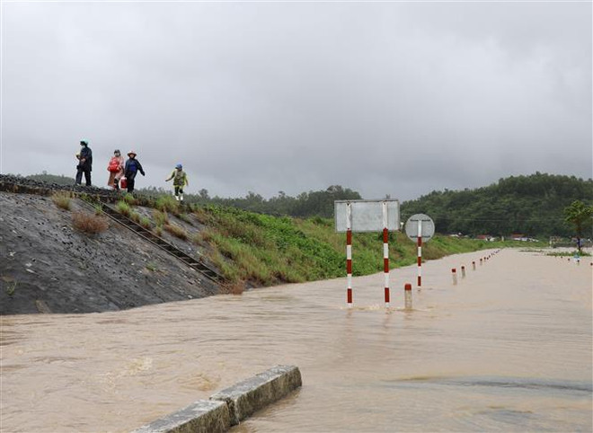Mưa lũ chia cắt quốc lộ ở Phú Yên, nguy cơ sạt lở tại Đắk Lắk ảnh 3