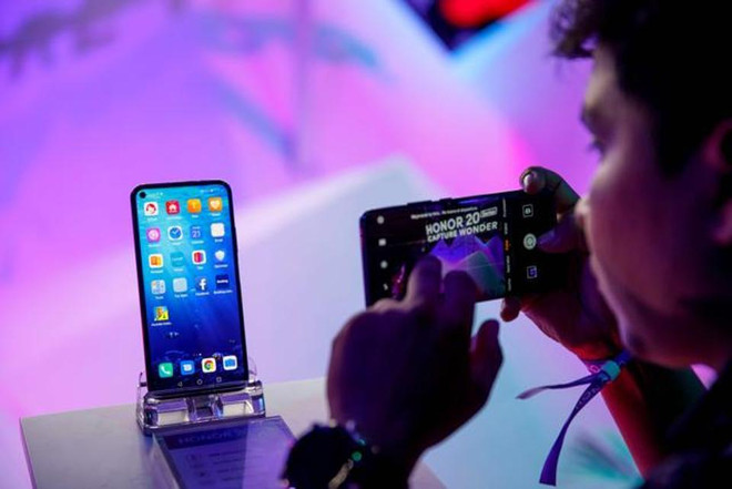 Bloomberg: Doanh số điện thoại của Huawei có thể sụt giảm tới 60% ảnh 1