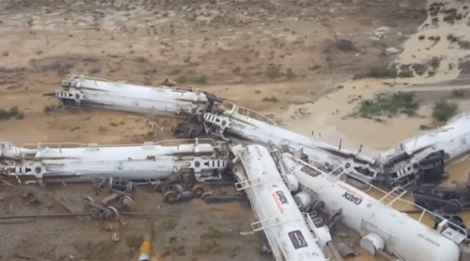 [Video] 200.000 lít axit sunfuric tràn ra ngoài do tai nạn đường sắt ảnh 1