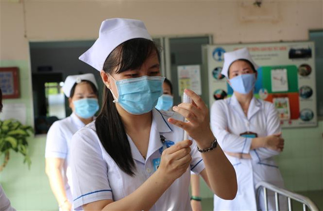 Tiêm vaccine phòng COVID-19 cho nhân viên y tế tại bệnh viện Đa khoa Đồng Tháp. (Ảnh: Chương Đài/TTXVN) Quỹ vaccine phòng COVID-19 đã nhận được hơn 8.692 tỷ đồng ảnh 1