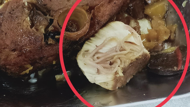 Hình ảnh miếng cá nghi có sán do một người lao động tại công ty Ohsung Vina cung cấp. (Nguồn: thanhnien.vn) Làm rõ thông tin có ký sinh trùng trong thức ăn ở công ty Ohsung Vina ảnh 1
