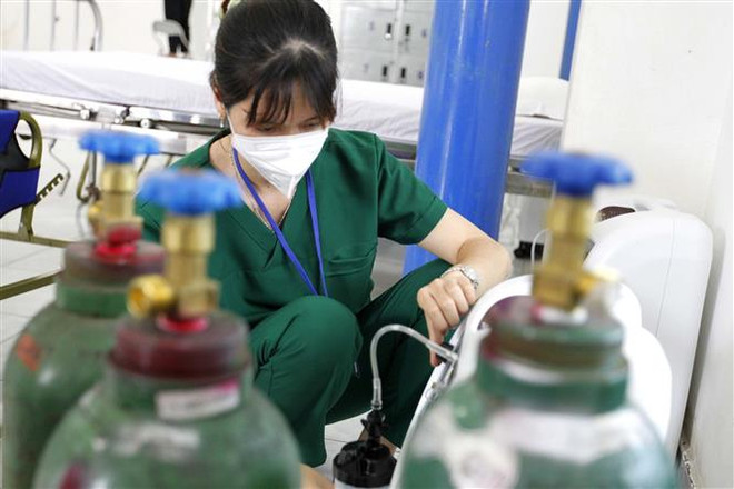 Kiểm tra các thiết bị y tế, bình oxy phục vụ người mắc COVID-19 tại một trạm y tế lưu động ở Quận 3 (Thành phố Hồ Chí Minh). (Ảnh: Thanh Vũ/TTXVN) TP. HCM lập tổ chăm sóc người mắc COVID-19 tại cộng đồng ảnh 1