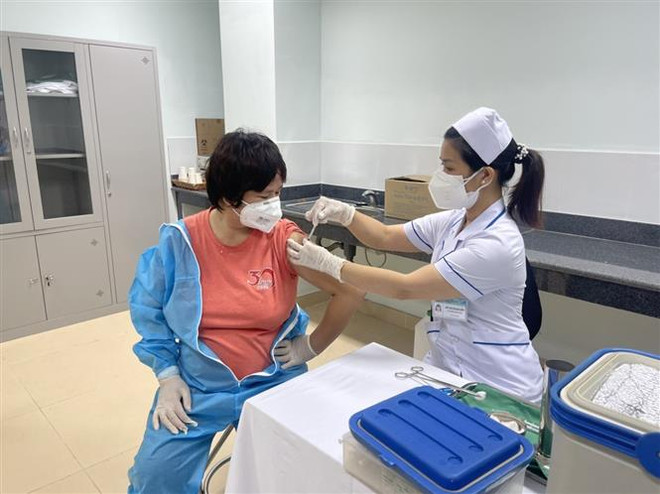 Tiêm vaccine phòng COVID-19 tại bệnh viện Bà Rịa (Bà Rịa-Vũng Tàu). (Ảnh: Hoàng Nhị/TTXVN) Bà Rịa-Vũng Tàu: Số ca mắc mới COVID-19 trong ngày giảm mạnh ảnh 1