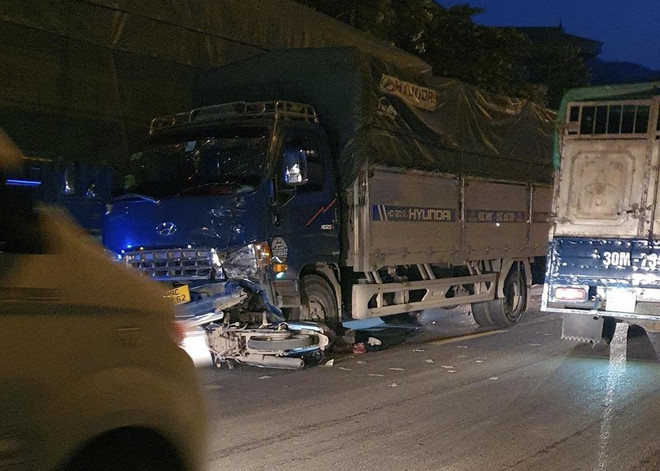 Hiện trường vụ tai nạn. (Nguồn: Pháp luật) Hòa Bình: Va chạm xe tải trên Quốc lộ 6, hai người đi xe máy tử vong ảnh 1