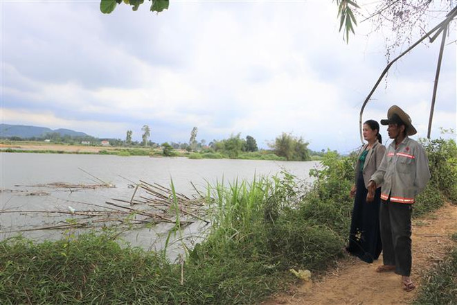 Sạt lở tiến sát con đường dân sinh đoạn qua xã Bình Trung, huyện Bình Sơn. (Ảnh: Đinh Hương/TTXVN) Quảng Ngãi: Sạt lở sông Trà Bồng và nỗi lo mất đất mùa mưa lũ ảnh 1