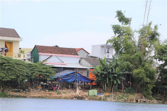 Sạt lở khiến lòng sông tiến sát khu dân cư tại xã Bình Dương, huyện Bình Sơn. (Ảnh: Đinh Hương/TTXVN) Quảng Ngãi: Sạt lở sông Trà Bồng và nỗi lo mất đất mùa mưa lũ ảnh 2