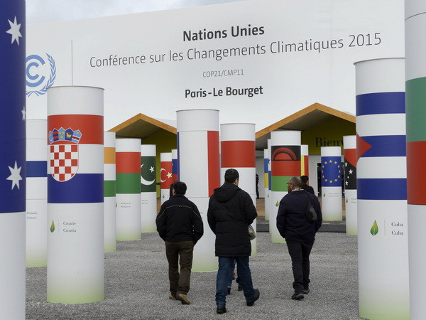 [Video] Hội nghị COP 21 dành 1 phút tưởng nhớ nạn nhân bị khủng bố ảnh 1