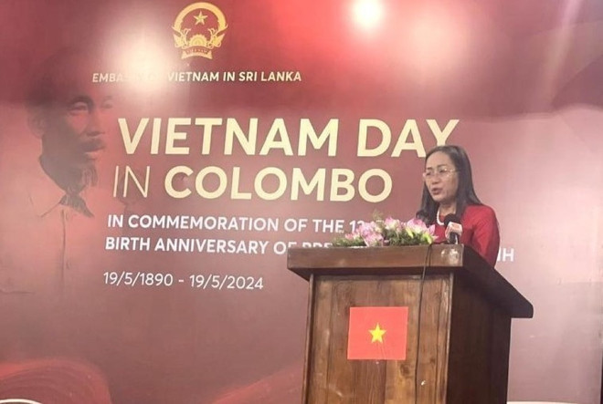 Đại sứ Hồ Thị Thanh Trúc phát biểu tại sự kiện. (Ảnh: Đại sứ quán cung cấp) chu tich ho chi minh_sri lanka.jpg