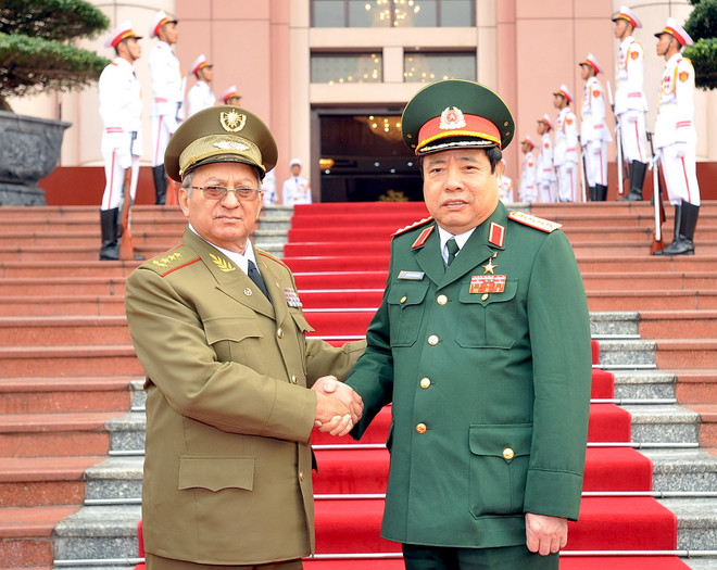 Đại tướng, Bộ trưởng Quốc phòng Phùng Quang Thanh đón Thượng tướng, Bộ trưởng Leopoldo Cintra Frias. (Ảnh: Trọng Đức/TTXVN) Tăng cường quan hệ đoàn kết-hợp tác quân đội Việt Nam-Cuba ảnh 1