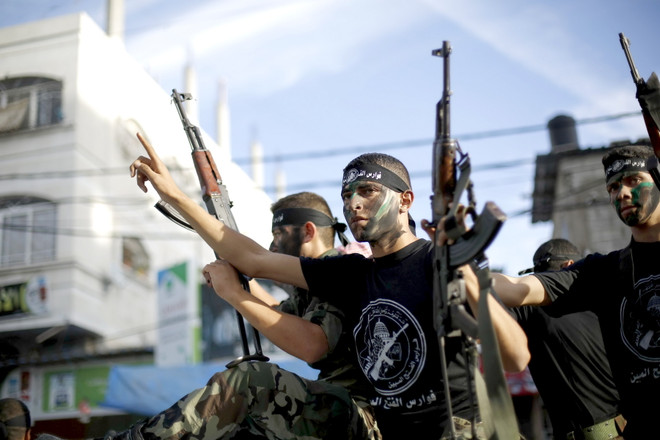 Các thành viên Hamas trong buổi lễ tốt nghiệp một khóa huấn luyện tại Jabalia, phía bắc Dải Gaza ngày 7/11. (Nguồn: AFP/TTXVN) Hamas dọa tấn công trả đũa sau các vụ không kích của Israel ảnh 1