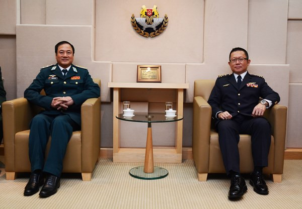 Tư lệnh Phòng không-Không quân Việt Nam làm việc tại Singapore ảnh 2