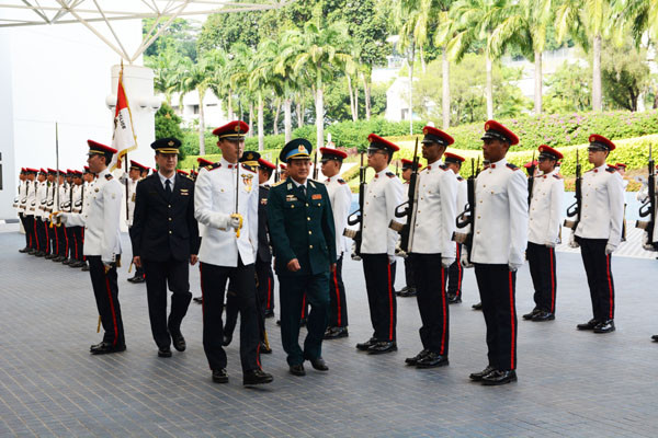 Tư lệnh Phòng không-Không quân Việt Nam làm việc tại Singapore ảnh 1