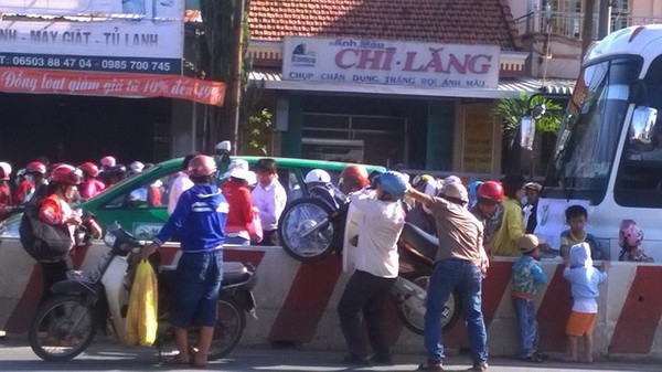 Tắc đường 20 km tại Bình Dương do du khách đổ về Đại Nam ảnh 1