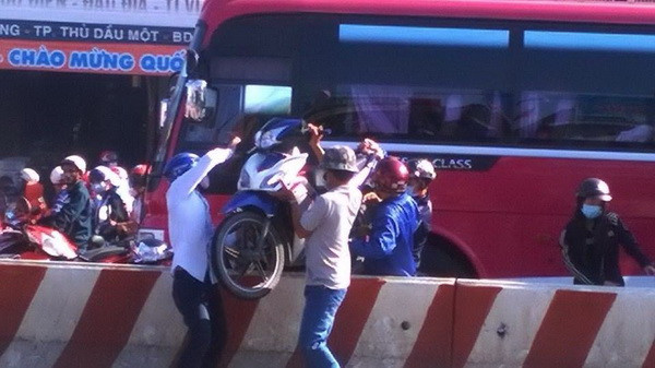 Tắc đường 20 km tại Bình Dương do du khách đổ về Đại Nam ảnh 2