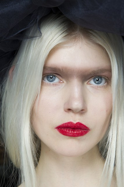 Những xu hướng trang điểm nhẹ màu trên sàn diễn Xuân Hè 2015 ảnh 8