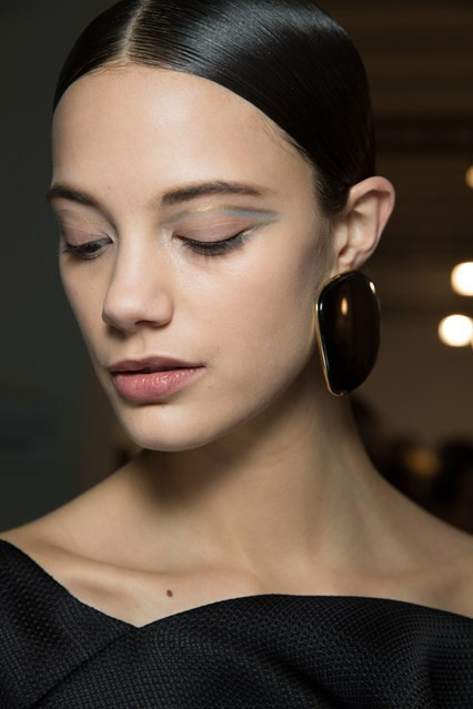 Những xu hướng trang điểm nhẹ màu trên sàn diễn Xuân Hè 2015 ảnh 3