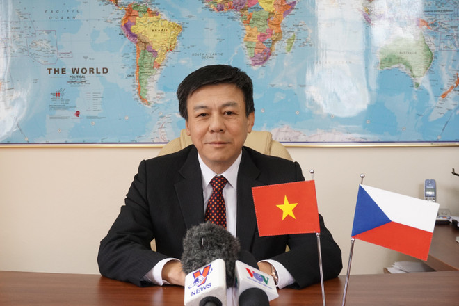 Đại sứ Đặc mệnh toàn quyền Việt Nam tại Cộng hòa Séc Hồ Minh Tuấn. (Ảnh: PV/Vietnam+) Phát triển và nâng tầm quan hệ hữu nghị truyền thống Việt Nam-Séc ảnh 2