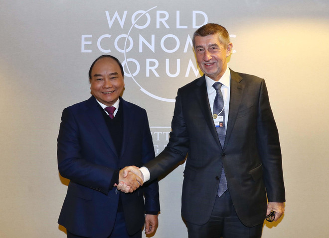 Thủ tướng Nguyễn Xuân Phúc hội kiến Thủ tướng Cộng hòa Séc Andrej Babiš bên lề Hội nghị thường niên Diễn đàn Kinh tế thế giới (WEF) tại Davos (Thụy Sĩ), sáng 25/1/2019 (theo giờ địa phương). (Ảnh: Thống Nhất/TTXVN) Phát triển và nâng tầm quan hệ hữu nghị truyền thống Việt Nam-Séc ảnh 1