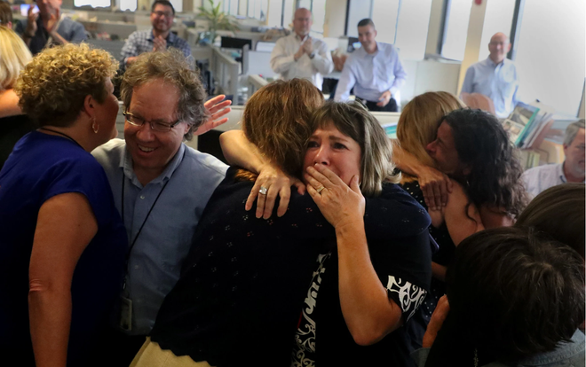 Các nhân viên tòa soạn báo The Sun Sentinel ở bang Florida bày tỏ cảm xúc khi biết tin đoạt giải Pulitzer. (Nguồn: Reuters) Công bố các giải thưởng báo chí danh giá Pulitzer năm 2019 ảnh 1