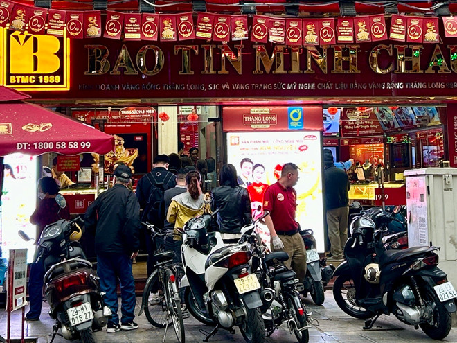 Ngân hàng Nhà nước tiếp tục theo dõi sát diễn biến thị trường vàng. (Ảnh: Diệp Anh/TTXVN) gia vang trong nuoc 2.jpg