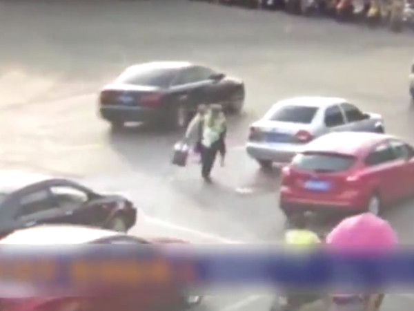 [Video] Cảnh sát Trung Quốc "liều mình" cõng cụ già qua đường ảnh 1