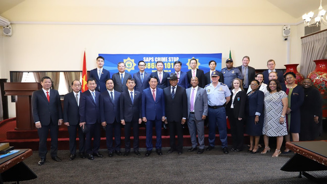 Đoàn Đại biểu Cấp cao Bộ Công an do Trung tướng Lê Quốc Hùng - Ủy viên Trung ương Đảng, Thứ trưởng Bộ Công an làm việc với Bộ Cảnh sát Nam Phi. (Ảnh: Hoàng Minh/TTXVN) viet nam_nam phi 3.jpg