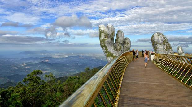 Trong bàn tay của vị thần: Cầu Vàng Đà Nẵng nổi danh trên mạng xã hội ảnh 2