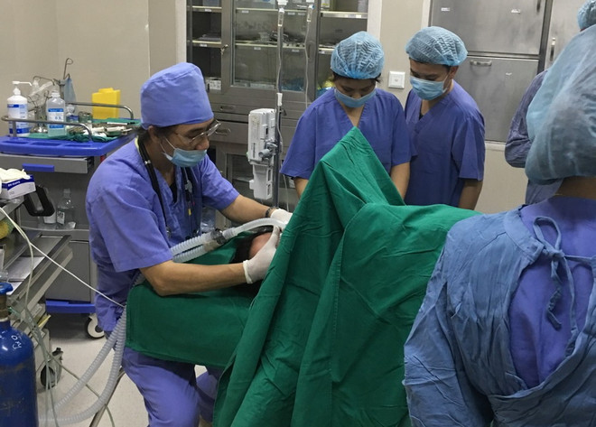 Cứu sống mẹ con sản phụ bị sốc phản vệ nguy kịch do ong đốt ảnh 1