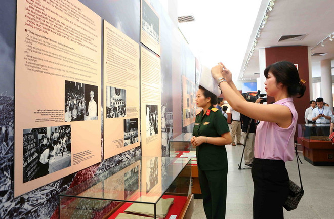 Khai mạc triển lãm Hồ Chủ tịch với phong trào Thi đua yêu nước ảnh 2