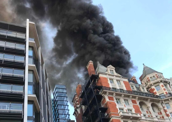 Anh: Khách sạn 5 sao ở trung tâm thủ đô London bốc cháy đùng đùng ảnh 1