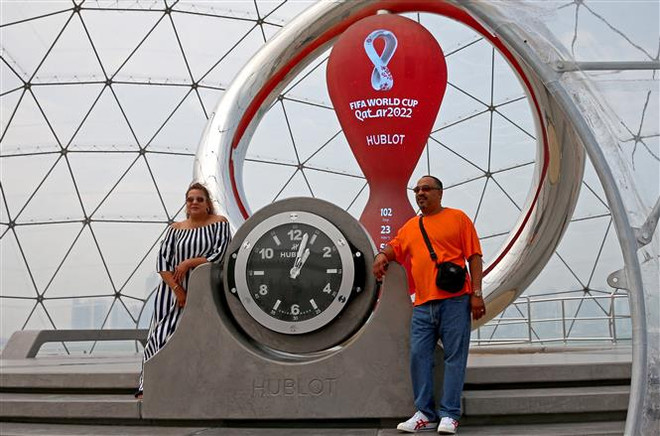 Đồng hồ đếm ngược tới World Cup 2022 tại Doha (Qatar), ngày 10/8/2022. (Ảnh: AFP/TTXVN) Nhìn lại sự ra đời và lịch sử các kỳ World Cup trên thế giới ảnh 1