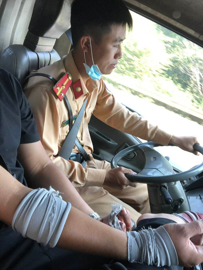 Cảnh sát giao thông giúp đỡ, đưa người bị nạn đi cấp cứu kịp thời ảnh 2