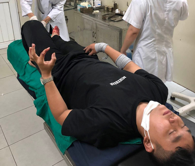 Cảnh sát giao thông giúp đỡ, đưa người bị nạn đi cấp cứu kịp thời ảnh 1