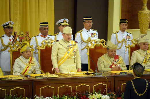 Nhà vua tại lễ lên ngôi vàng (Nguồn: nst.com.my) Muhammad V chính thức tuyên thệ trở thành nhà vua thứ 15 của Malaysia ảnh 2