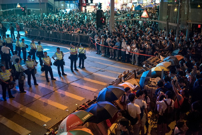Cảnh sát được triển khai ngăn chặn người biểu tình chủ trương chiếm lại Mongkok ngày 19/10. (Nguồn: AFP/TTXVN) Chính quyền Hong Kong và sinh viên bắt đầu tiến hành đối thoại ảnh 1