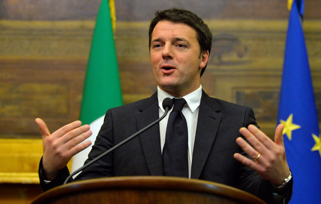 Thủ tướng Italy Matteo Renzi trong cuộc họp báo tại Rome. (Nguồn: AFP/ TTXVN) Italy đề xuất hỗ trợ kinh phí hàng tháng cho người thu nhập thấp ảnh 1