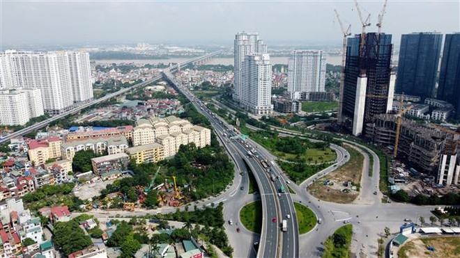 Vành đai 3, đoạn đường Phạm Văn Đồng nối với cầu Thăng Long. (Ảnh: Huy Hùng/TTXVN) Hà Nội phân luồng giao thông tầng 2 cầu Thăng Long phục vụ thử tải ảnh 1
