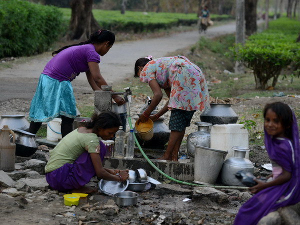 Gần 1 tỷ người vẫn dùng nhà vệ sinh là "không gian mở" ảnh 1