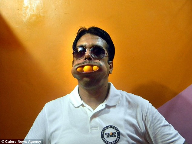 "Choáng" với người đàn ông Ấn Độ miệng rộng nhất thế giới ảnh 3