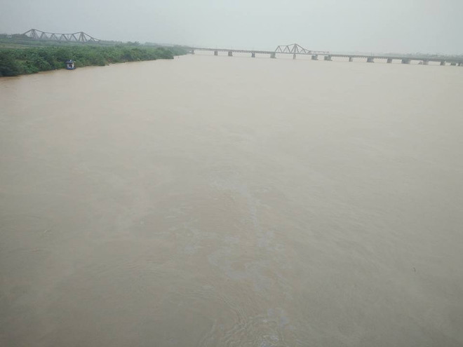 Hà Nội: Tàu chở cát chìm trên sông Hồng, 4 người may mắn thoát nạn ảnh 1